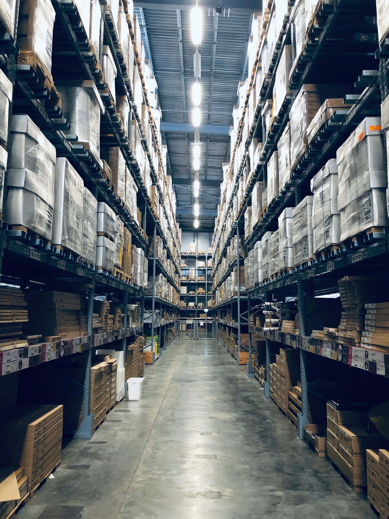 Almacén de distribución con palés preparados